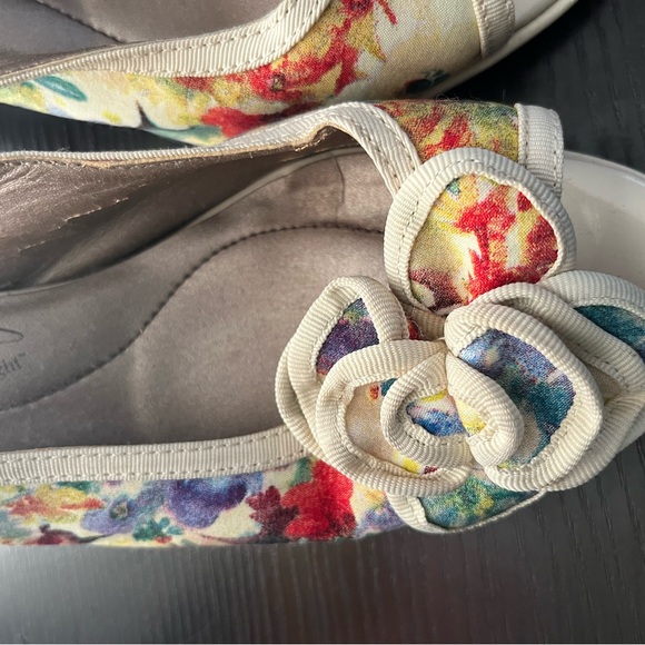 Soft Style Women's Floral Slingback Heels - Picture 3 of 3
